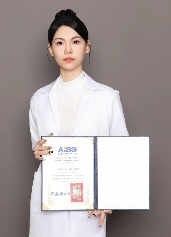 Gemi with her Certificate for Healthcare Consultant