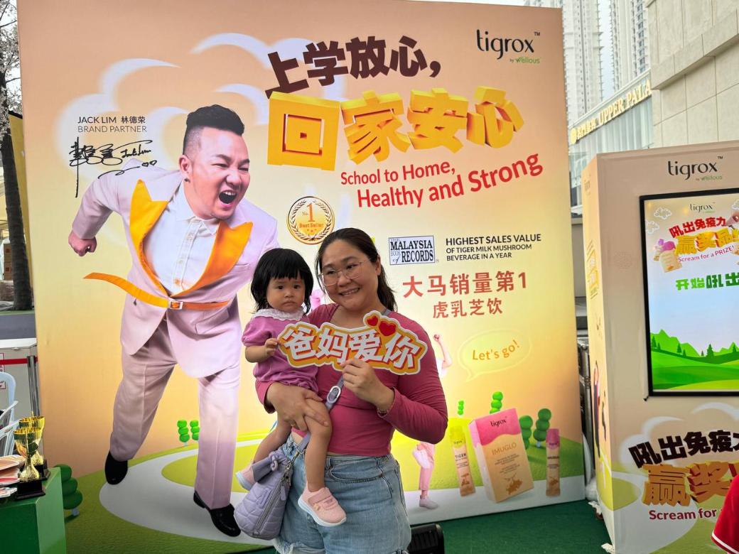 A mother and toddler at the Tigrox roadshow